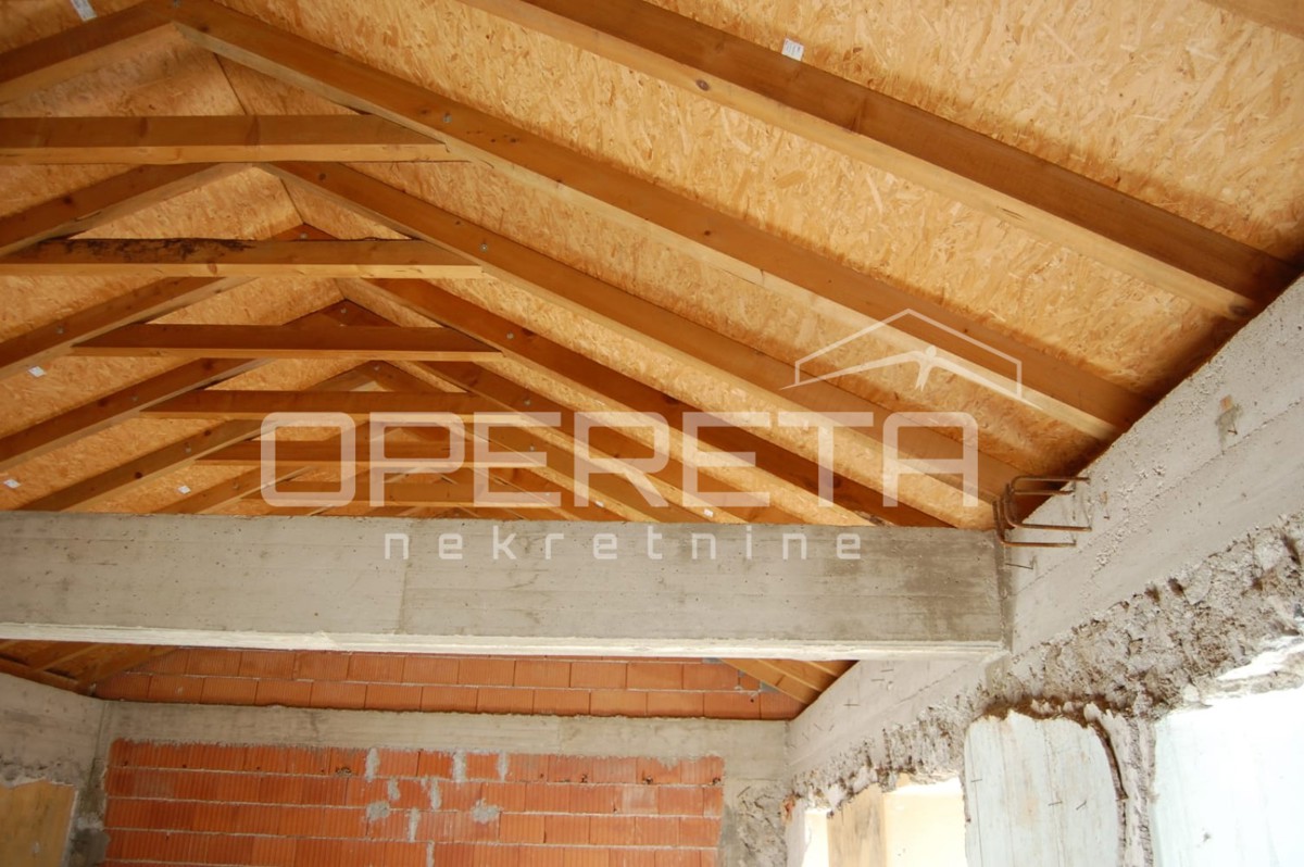 Casa con due appartamenti e grande giardino nel centro di Drniš