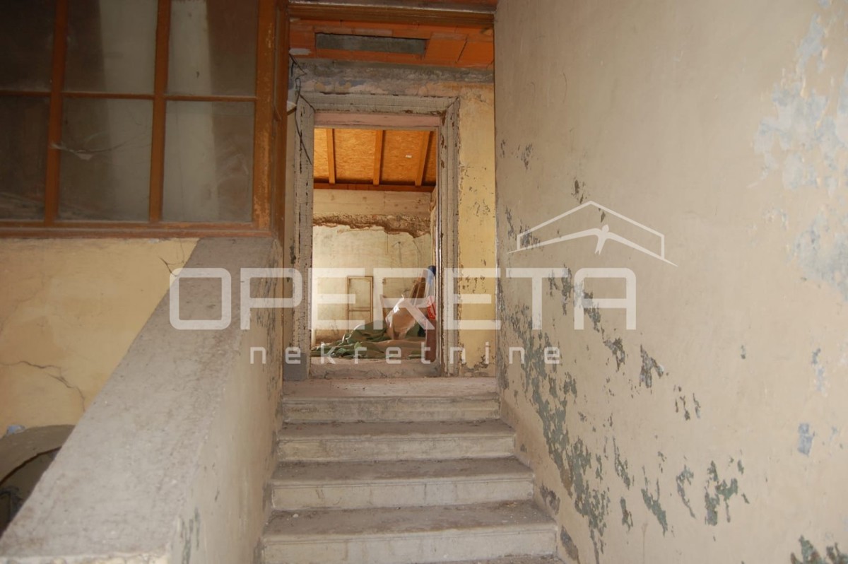 Casa con due appartamenti e grande giardino nel centro di Drniš