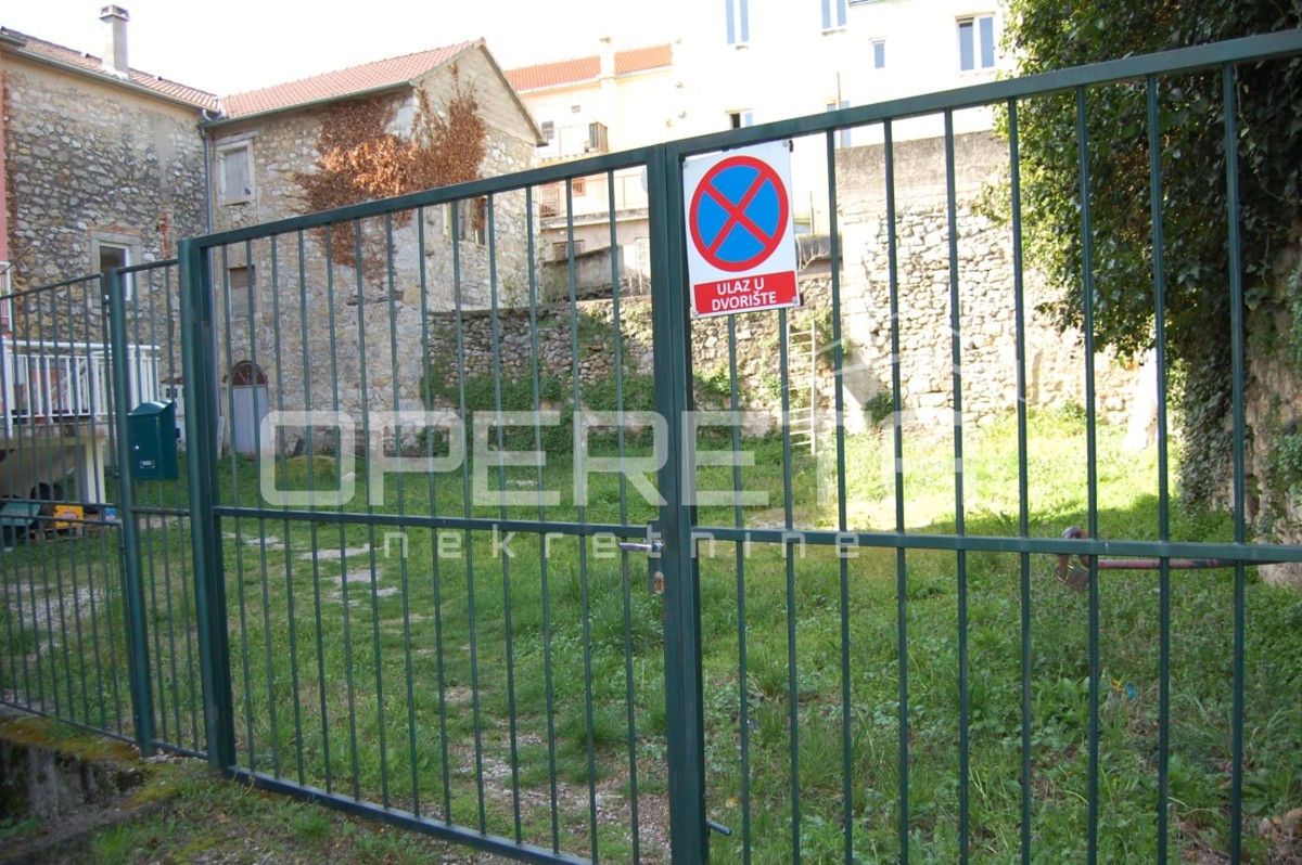 Casa con due appartamenti e grande giardino nel centro di Drniš