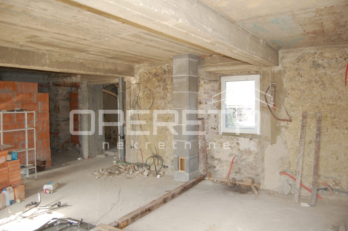 Casa con due appartamenti e grande giardino nel centro di Drniš