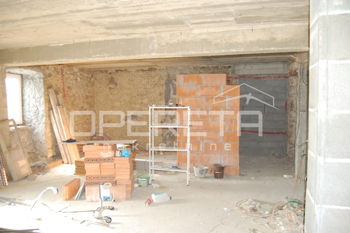 Casa con due appartamenti e grande giardino nel centro di Drniš