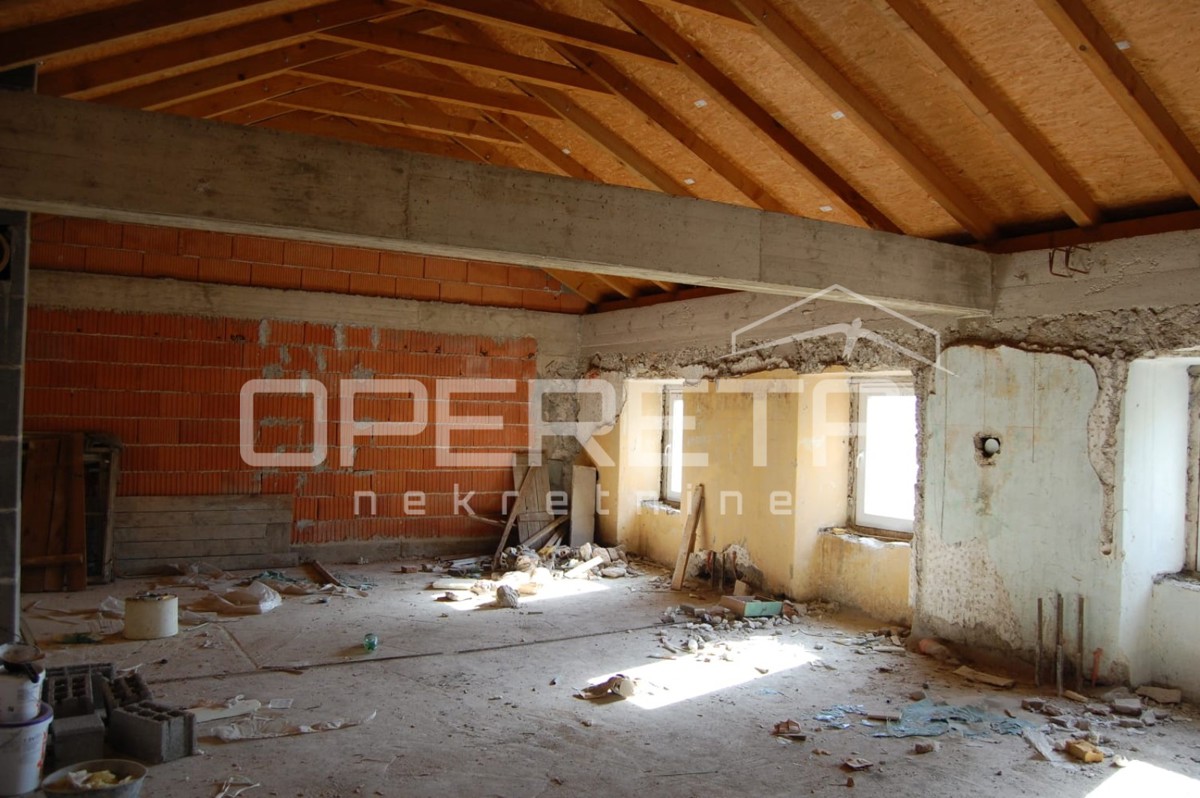 Casa con due appartamenti e grande giardino nel centro di Drniš