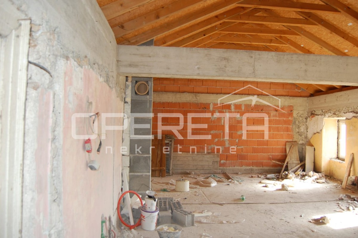 Casa con due appartamenti e grande giardino nel centro di Drniš