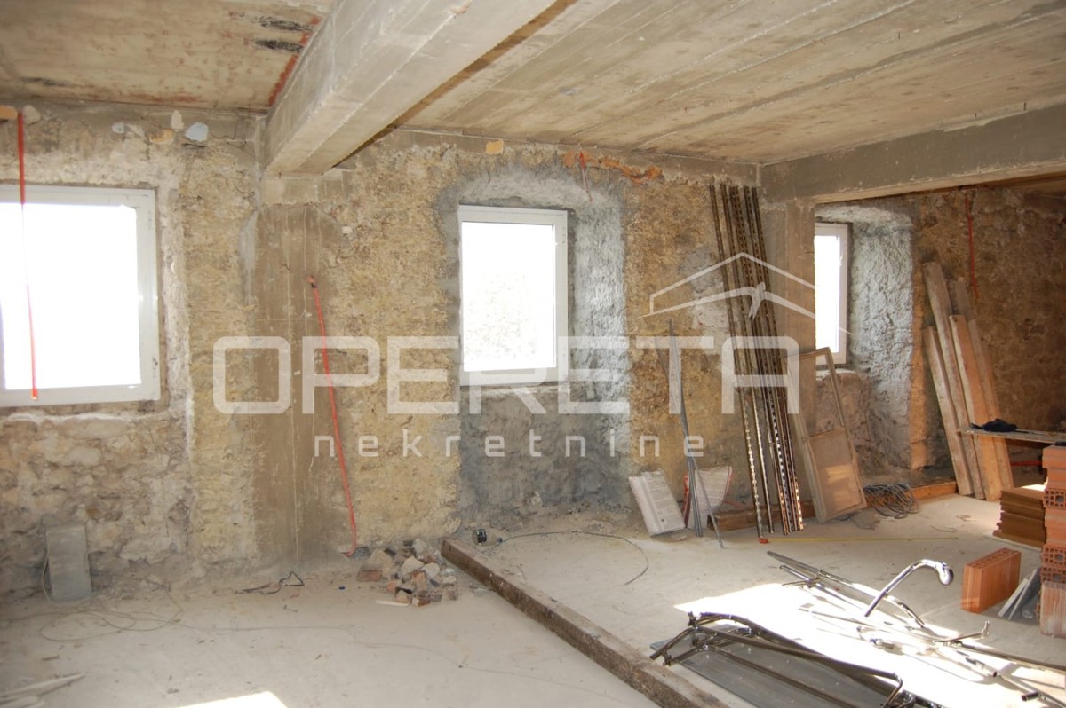 Casa con due appartamenti e grande giardino nel centro di Drniš