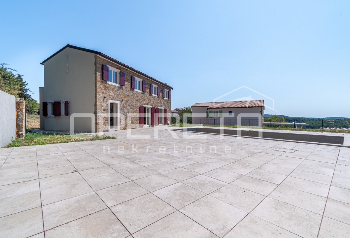 Istria, zona di Momjan – casa indipendente con piscina e vista
