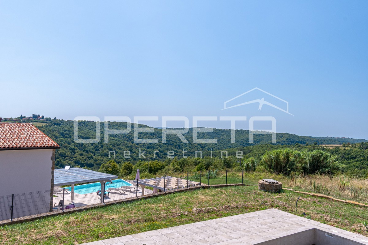 Istria, zona di Momjan – casa indipendente con piscina e vista