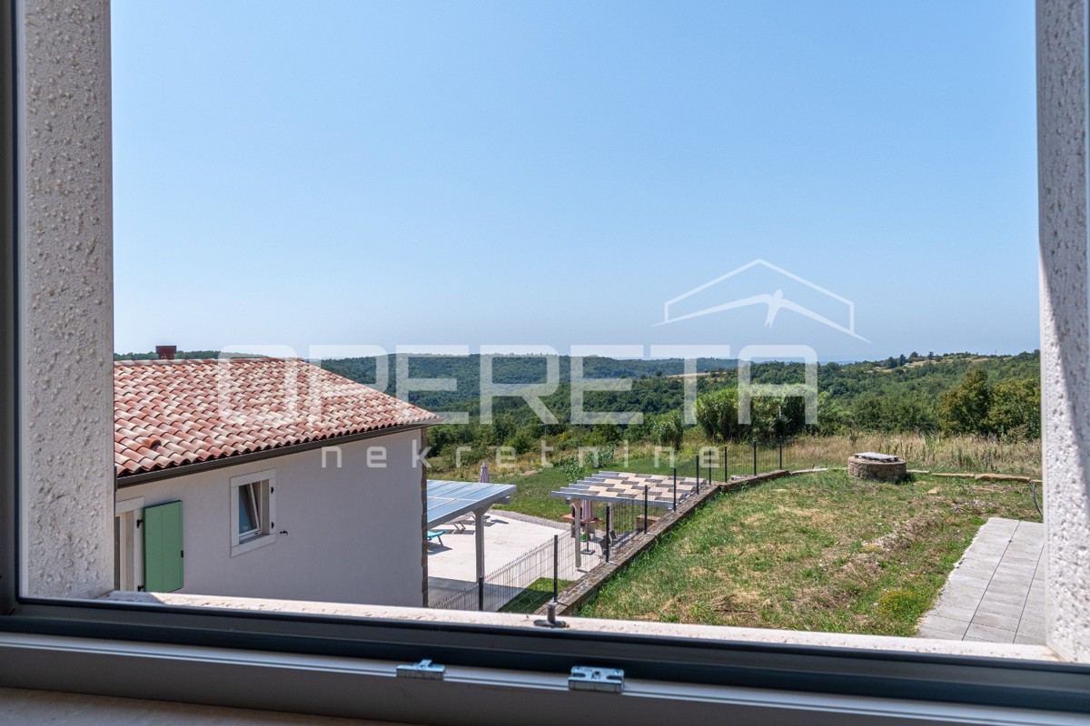 Istria, zona di Momjan – casa indipendente con piscina e vista