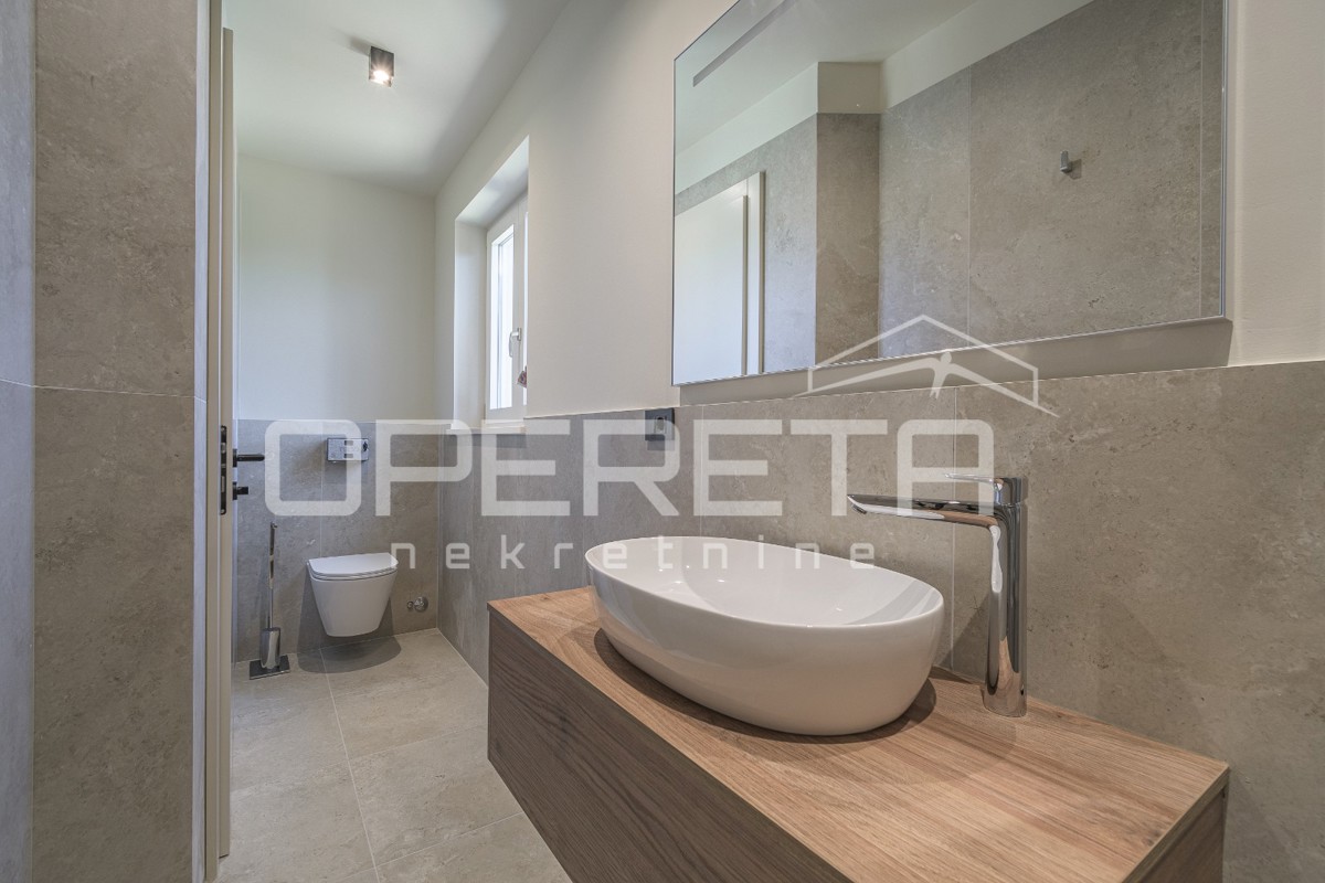 Istria, zona di Momjan – casa indipendente con piscina e vista