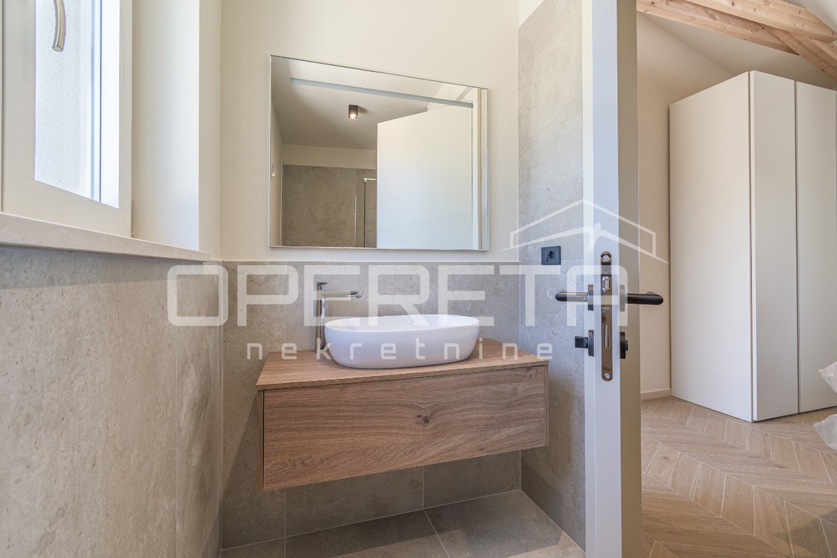 Istria, zona di Momjan – casa indipendente con piscina e vista