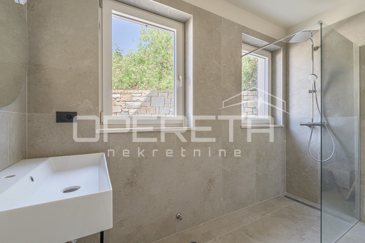 Istria, zona di Momjan – casa indipendente con piscina e vista