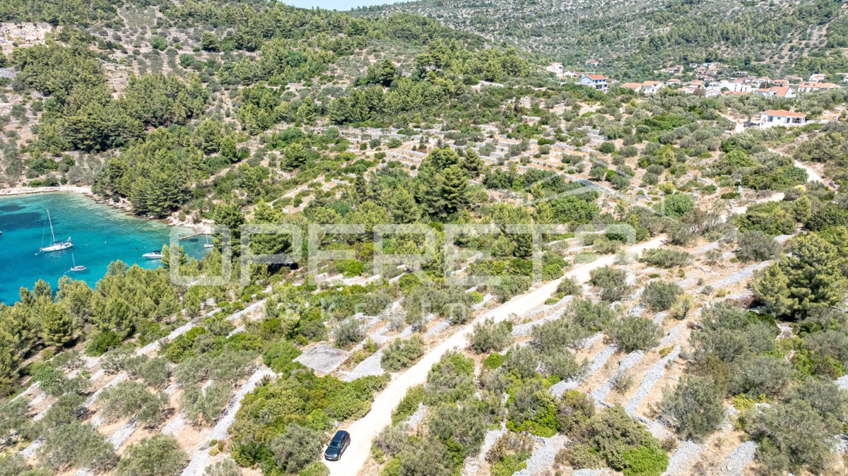 Terreno vicino al mare con struttura e ulivi, 582 m2 – Vela Luka