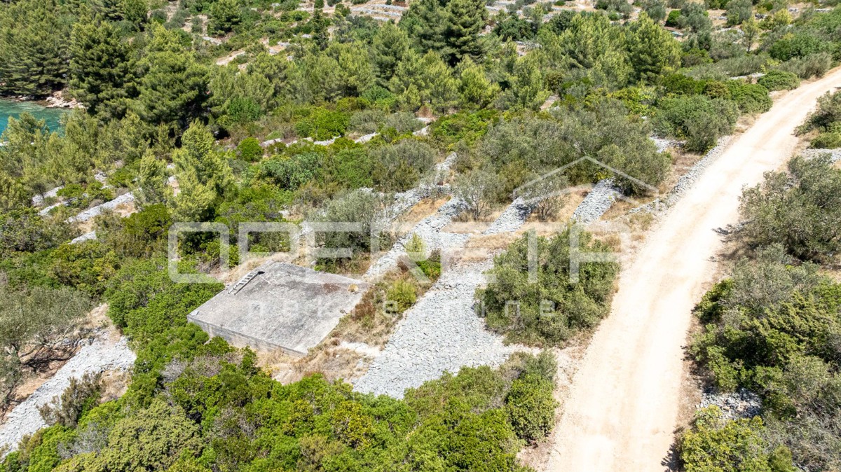Terreno vicino al mare con struttura e ulivi, 582 m2 – Vela Luka