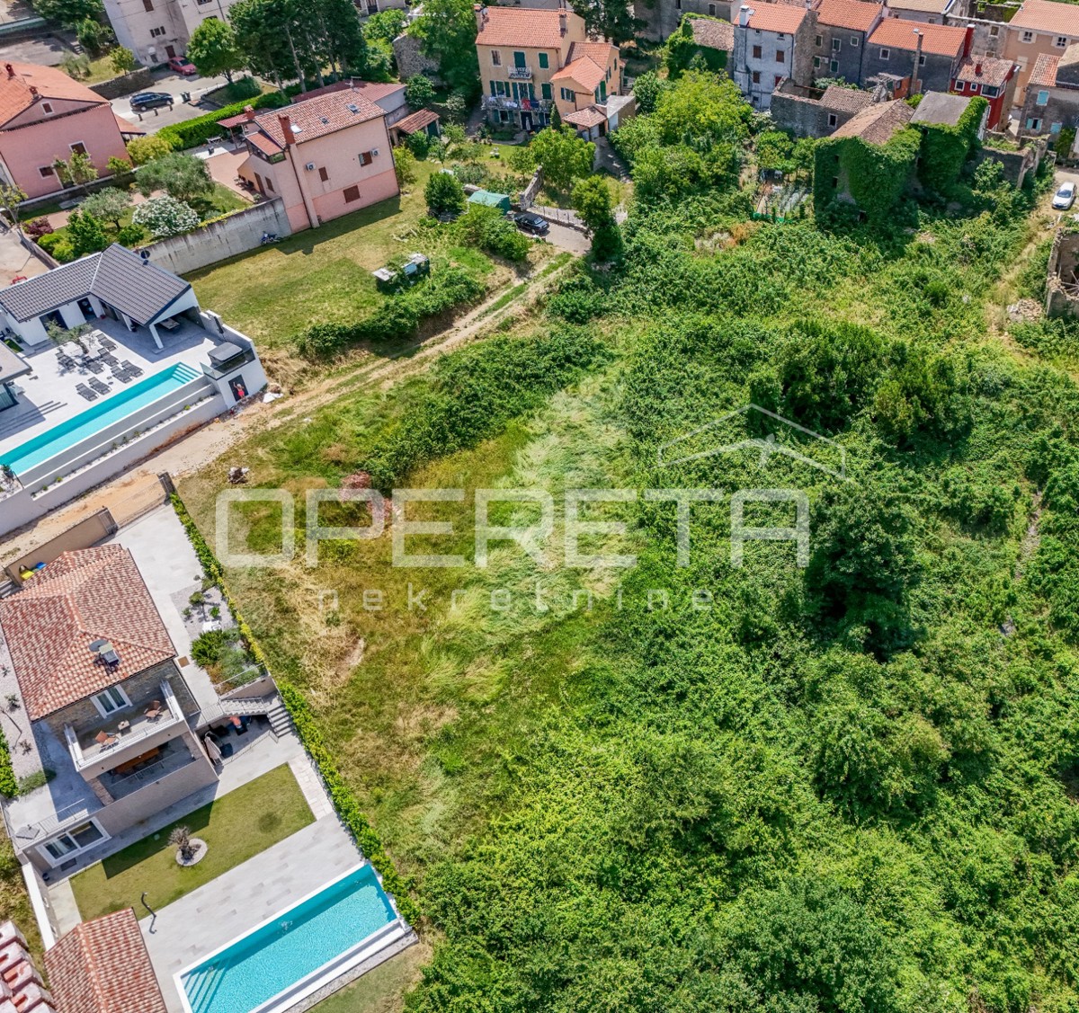 Istria, Momjan – Terreno Edificabile con Rovine
