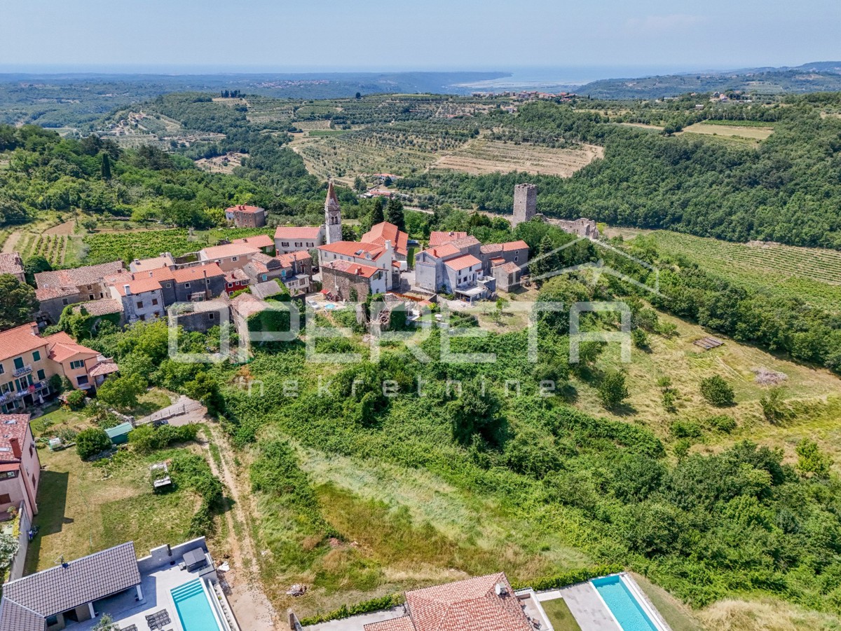 Istria, Momjan – Terreno Edificabile con Rovine