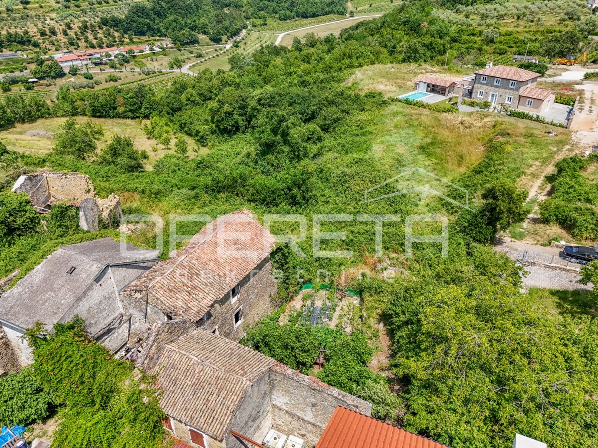Istria, Momjan – Terreno Edificabile con Rovine