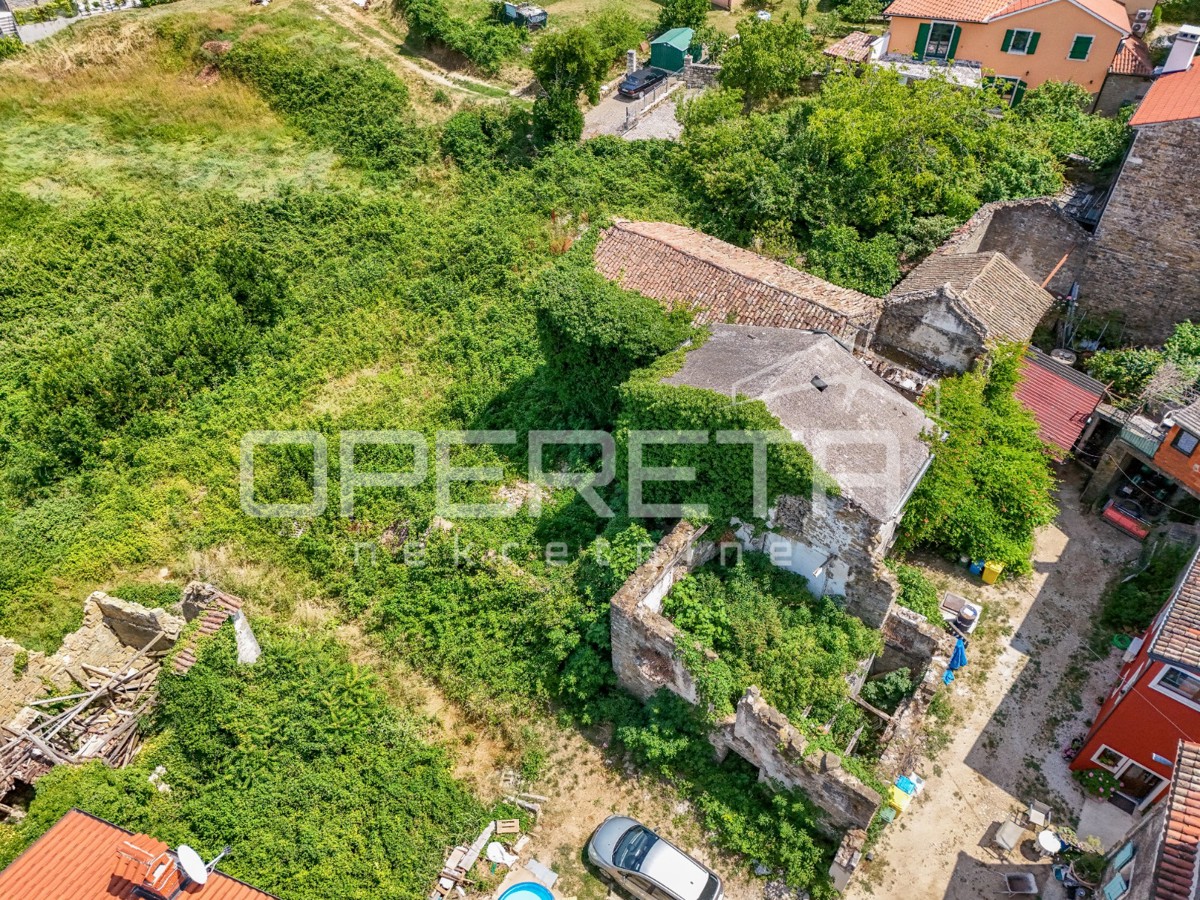 Istria, Momjan – Terreno Edificabile con Rovine