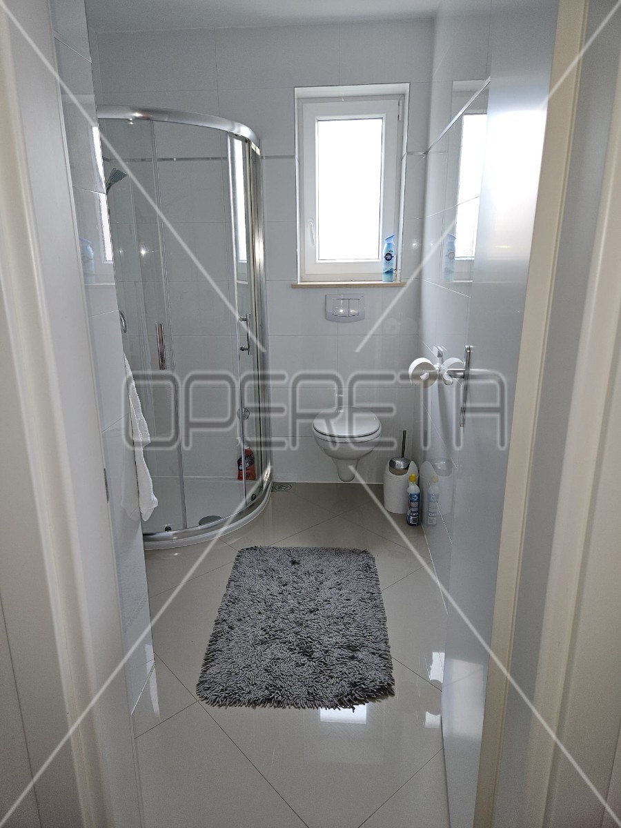 Malinska, duplex recente 4BDR con due terrazze, 2 posti auto, vista mare, attraente!