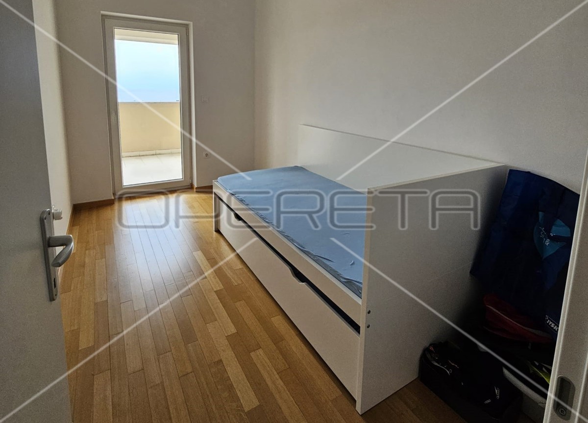 Malinska, duplex recente 4BDR con due terrazze, 2 posti auto, vista mare, attraente!