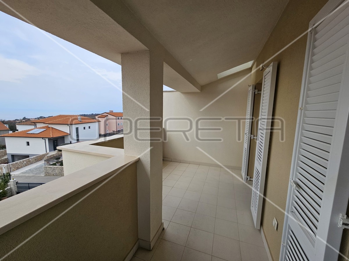 Malinska, duplex recente 4BDR con due terrazze, 2 posti auto, vista mare, attraente!