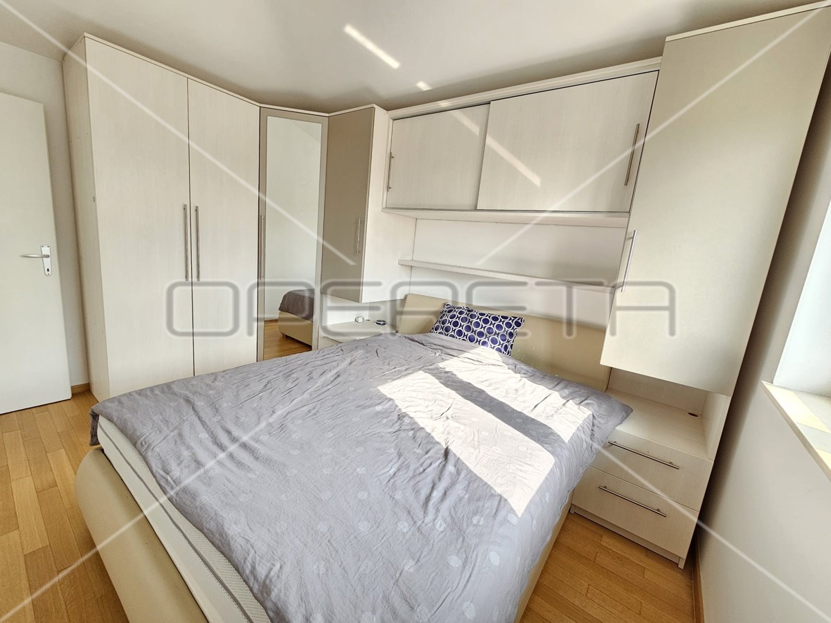 Malinska, duplex recente 4BDR con due terrazze, 2 posti auto, vista mare, attraente!