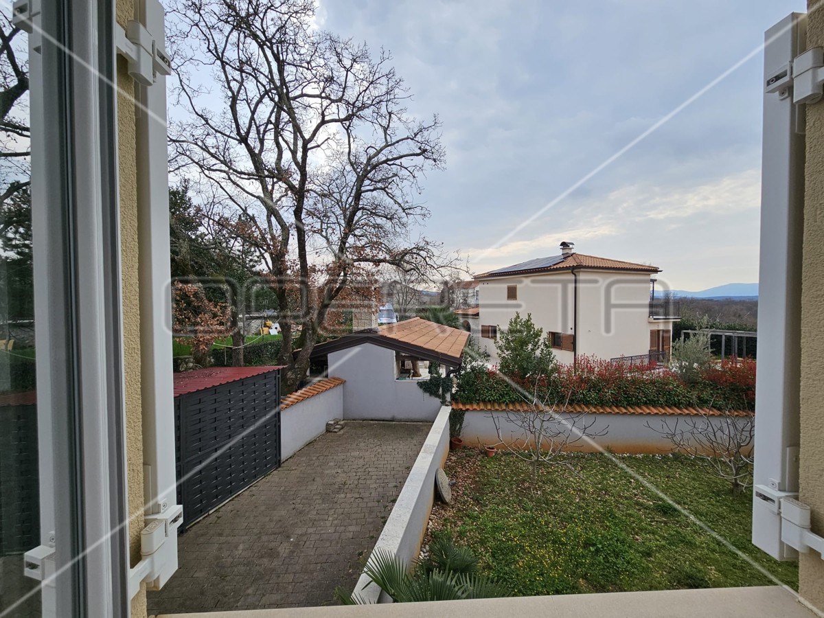 Malinska, duplex recente 4BDR con due terrazze, 2 posti auto, vista mare, attraente!