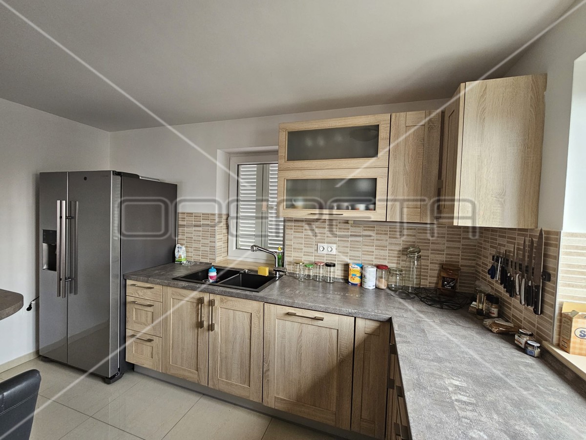 Malinska, duplex recente 4BDR con due terrazze, 2 posti auto, vista mare, attraente!