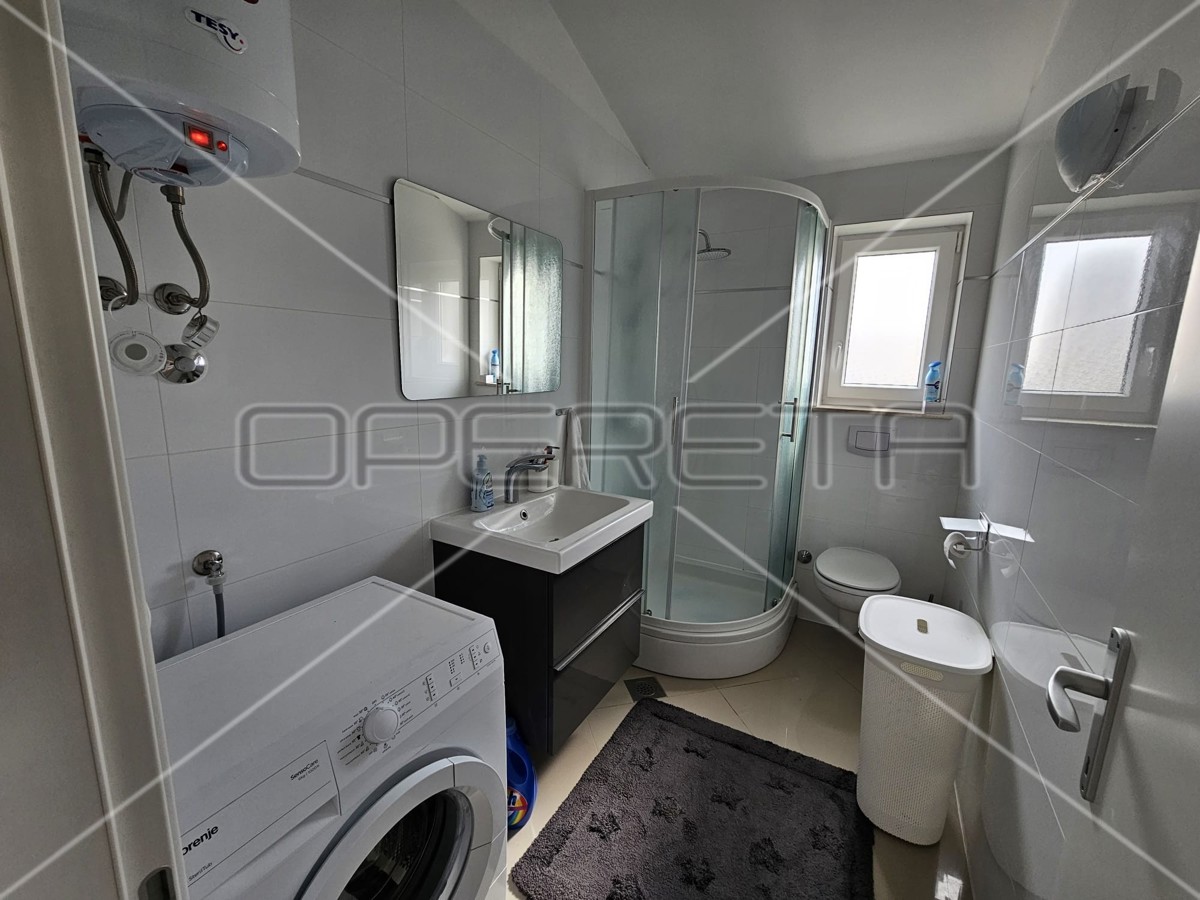 Malinska, duplex recente 4BDR con due terrazze, 2 posti auto, vista mare, attraente!