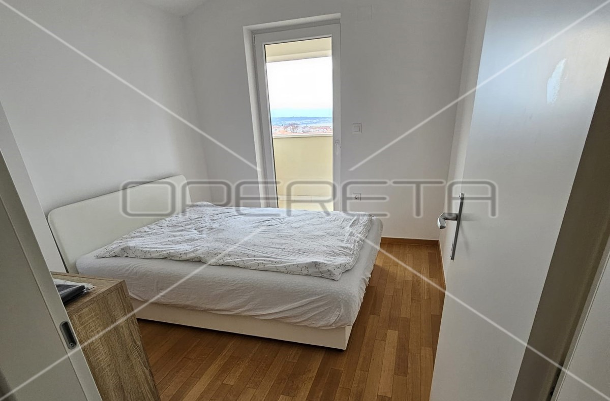 Malinska, duplex recente 4BDR con due terrazze, 2 posti auto, vista mare, attraente!