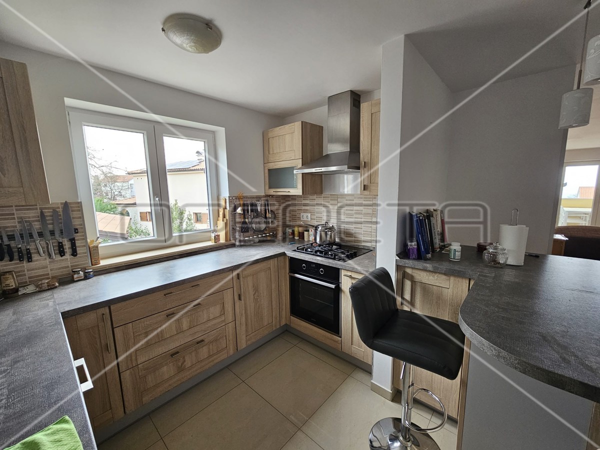 Malinska, duplex recente 4BDR con due terrazze, 2 posti auto, vista mare, attraente!