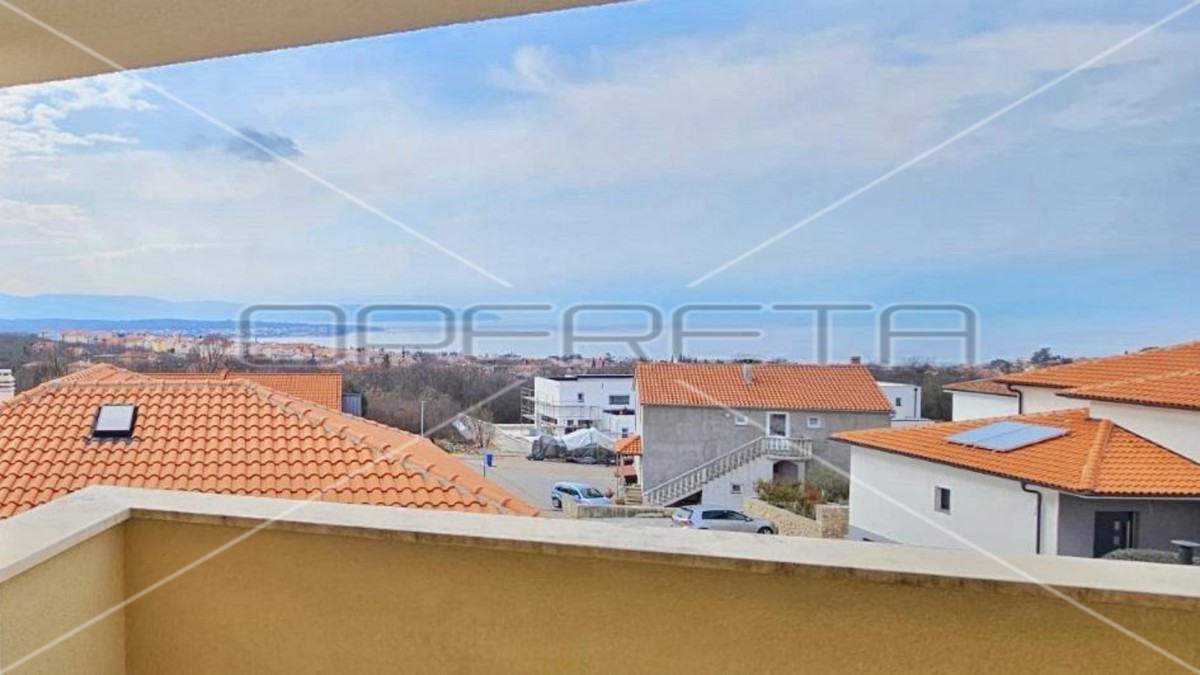 Malinska, duplex recente 4BDR con due terrazze, 2 posti auto, vista mare, attraente!