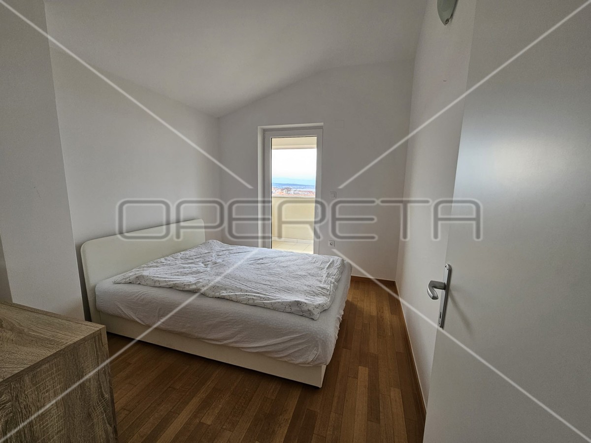 Malinska, duplex recente 4BDR con due terrazze, 2 posti auto, vista mare, attraente!