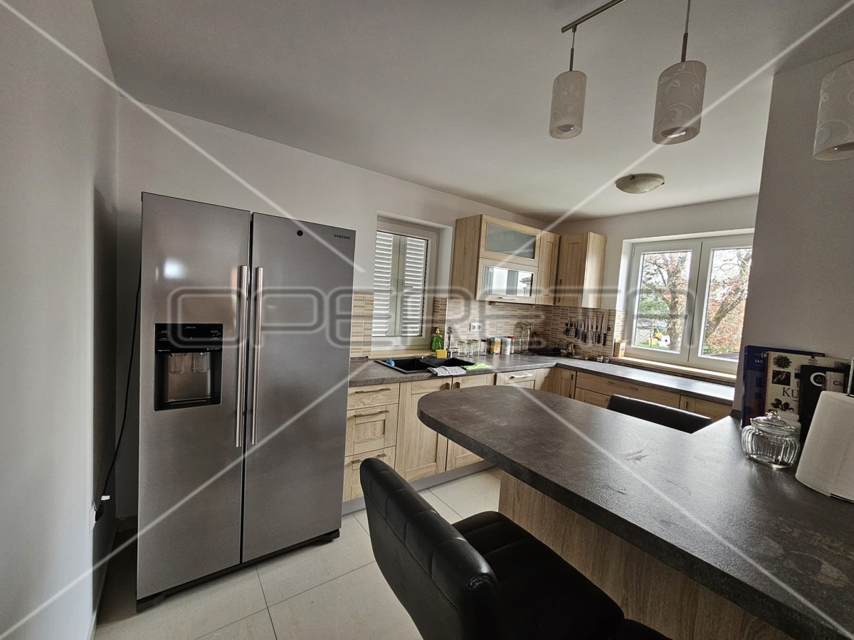 Malinska, duplex recente 4BDR con due terrazze, 2 posti auto, vista mare, attraente!