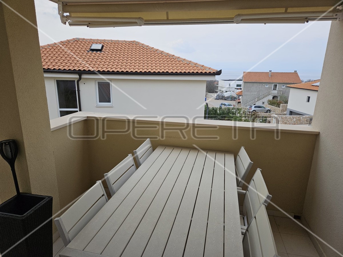 Malinska, duplex recente 4BDR con due terrazze, 2 posti auto, vista mare, attraente!