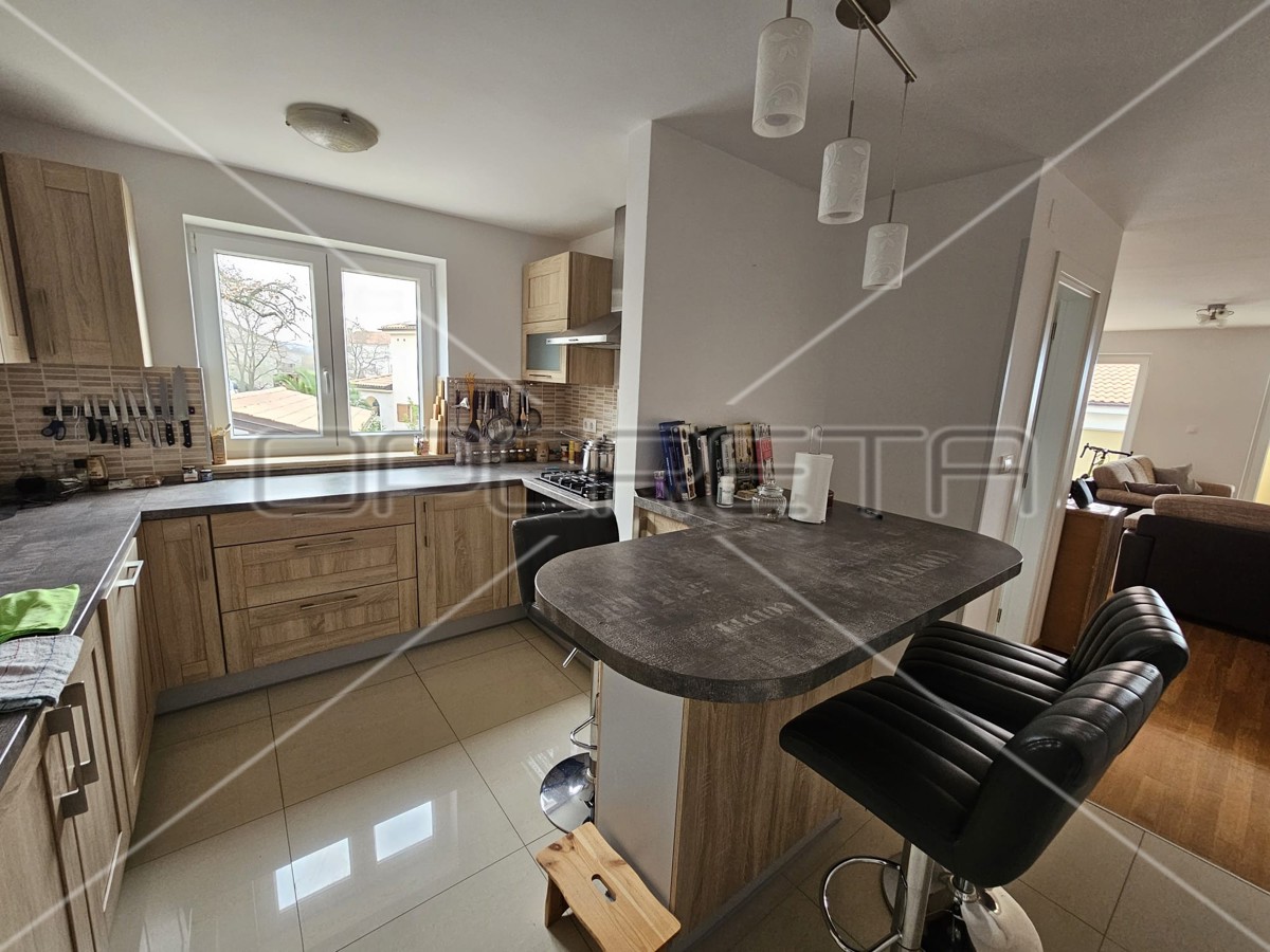 Malinska, duplex recente 4BDR con due terrazze, 2 posti auto, vista mare, attraente!