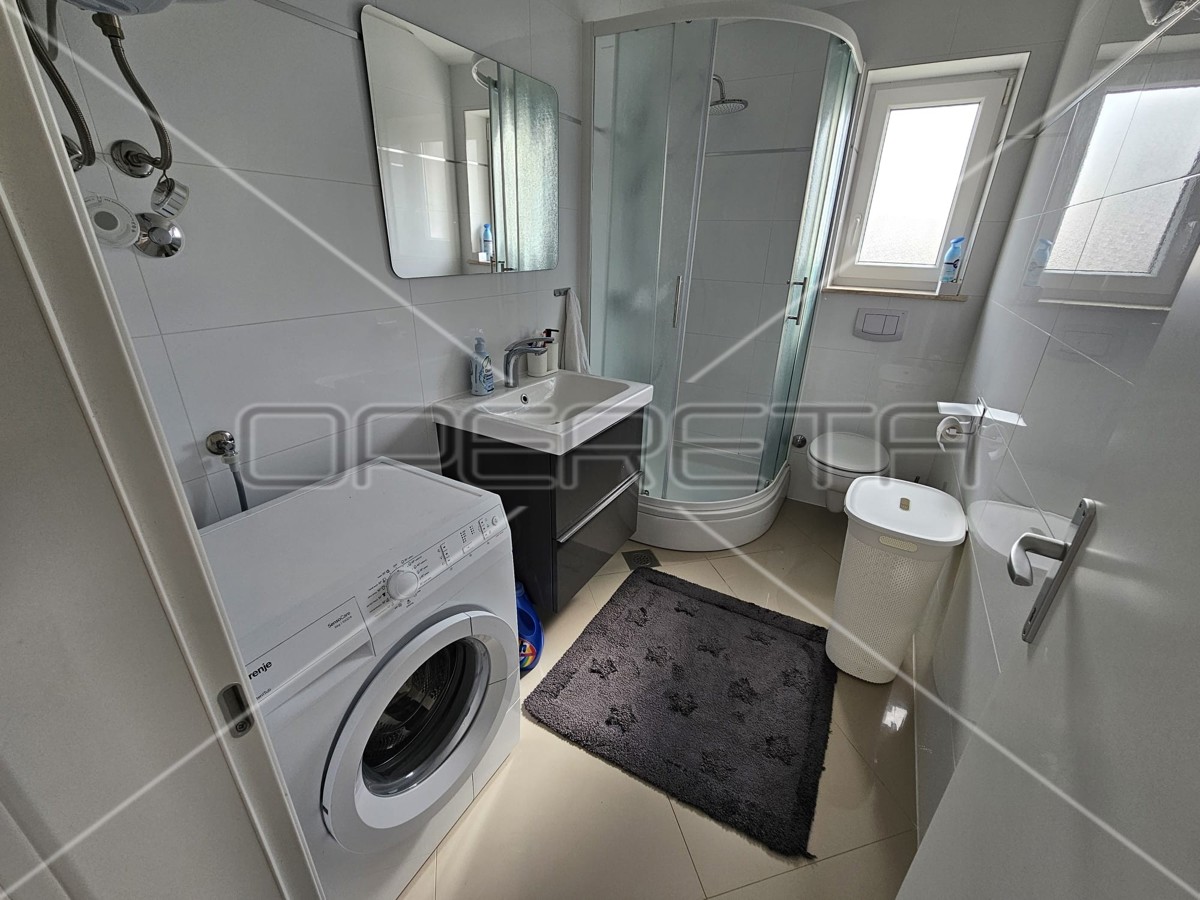 Malinska, duplex recente 4BDR con due terrazze, 2 posti auto, vista mare, attraente!