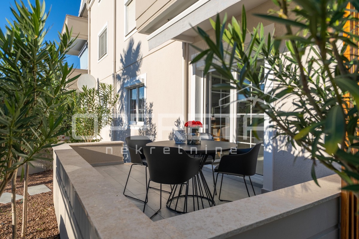 Funtana – appartamento al piano terra con due camere da letto e giardino.