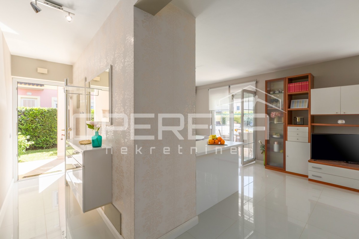 Funtana – appartamento al piano terra con due camere da letto e giardino.