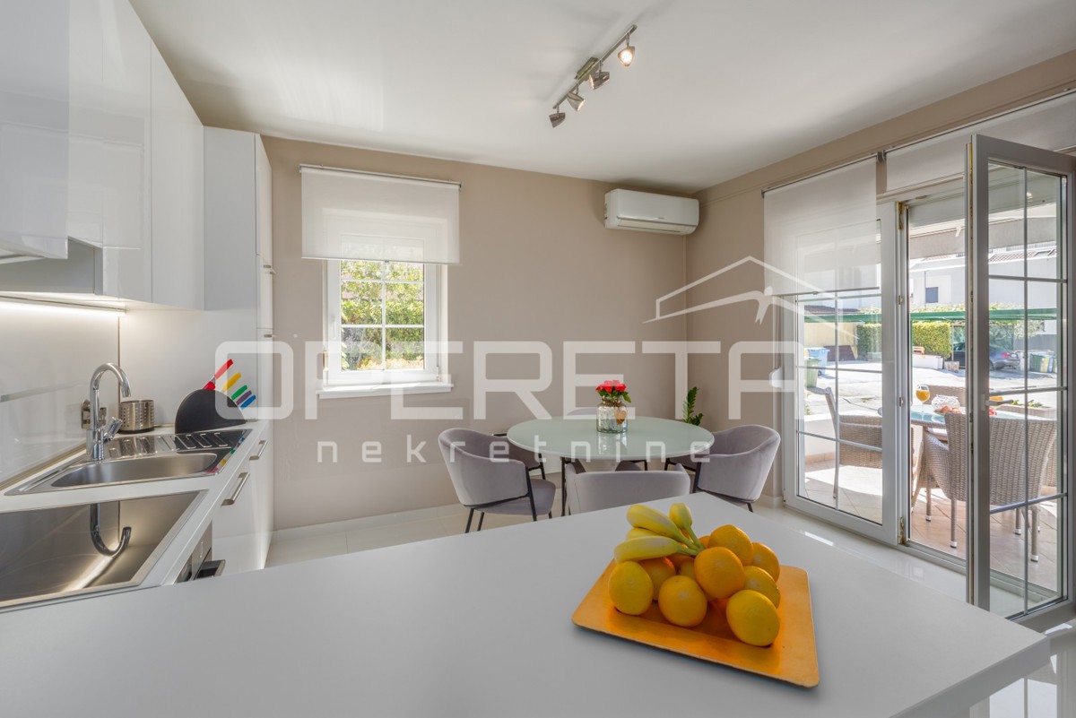 Funtana – appartamento al piano terra con due camere da letto e giardino.