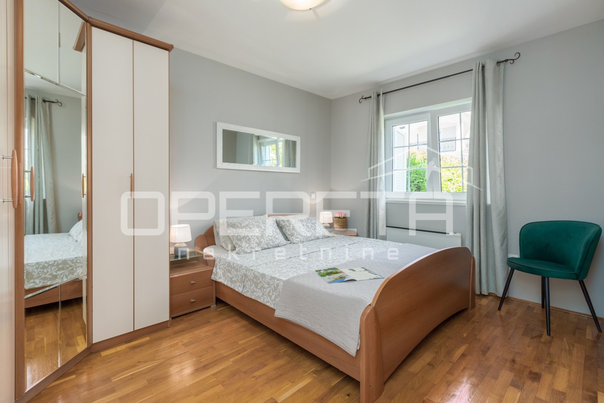 Funtana – appartamento al piano terra con due camere da letto e giardino.