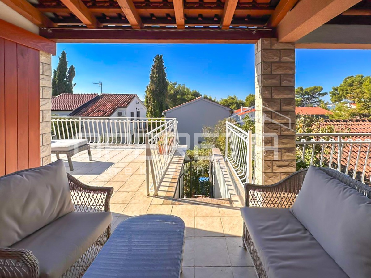 Appartamento con tre terrazze, a 30 m dal mare a Jadrija