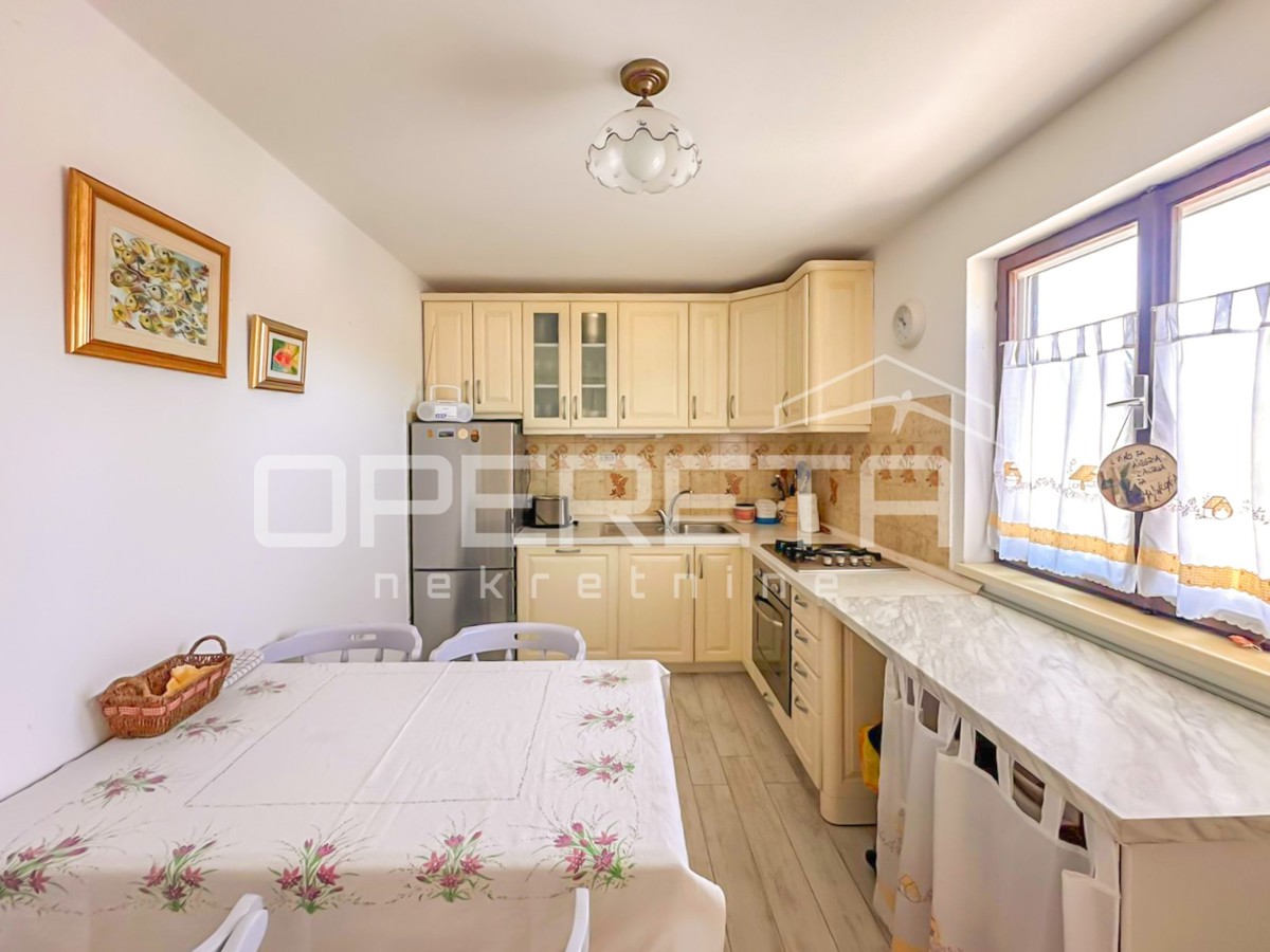 Appartamento con tre terrazze, a 30 m dal mare a Jadrija