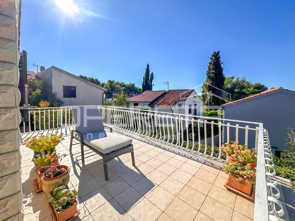 Appartamento con tre terrazze, a 30 m dal mare a Jadrija