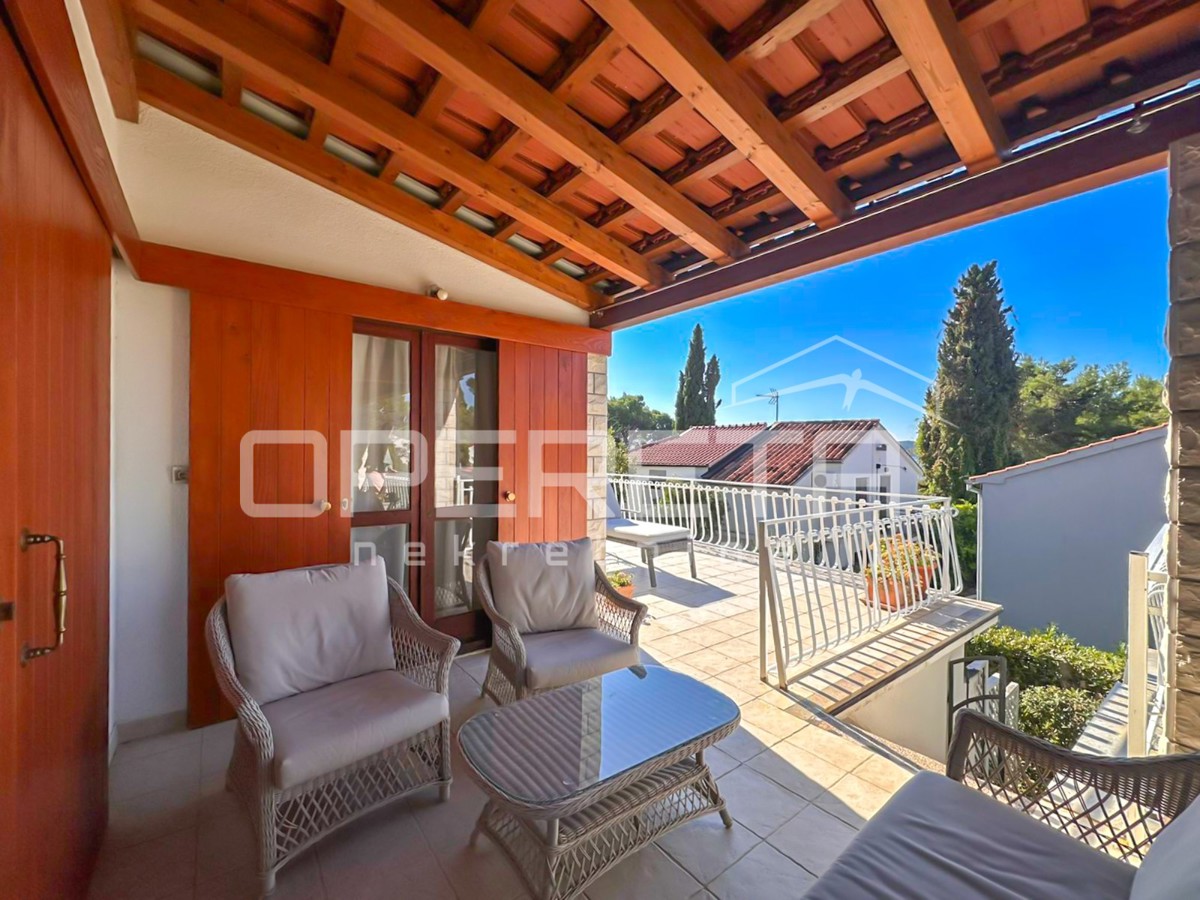 Appartamento con tre terrazze, a 30 m dal mare a Jadrija