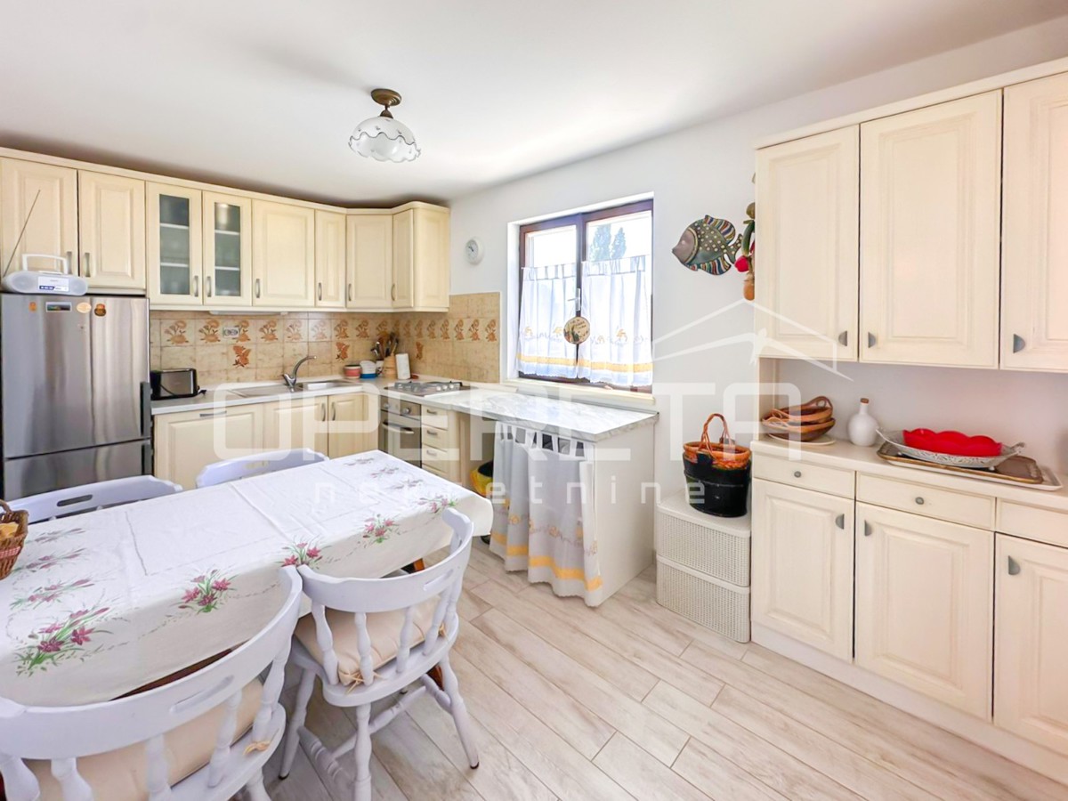 Appartamento con tre terrazze, a 30 m dal mare a Jadrija