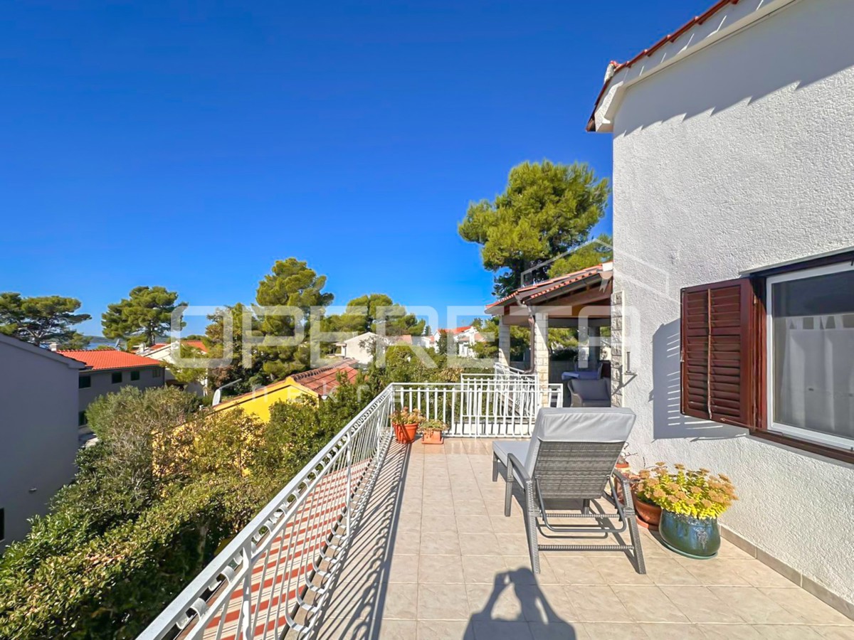 Appartamento con tre terrazze, a 30 m dal mare a Jadrija