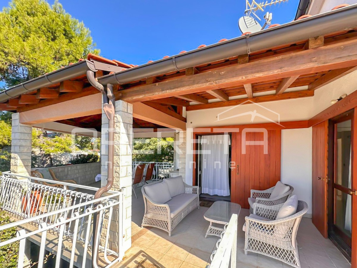 Appartamento con tre terrazze, a 30 m dal mare a Jadrija