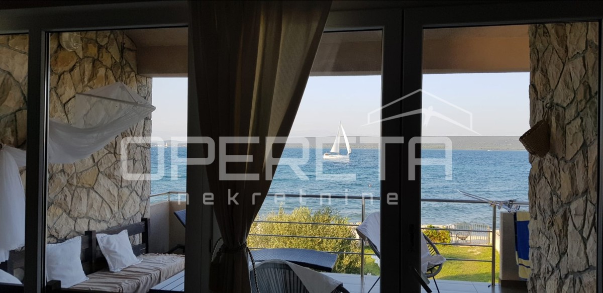 Primo fila sul mare – Casa bifamiliare con due appartamenti separati, Dobropoljana, Pašman