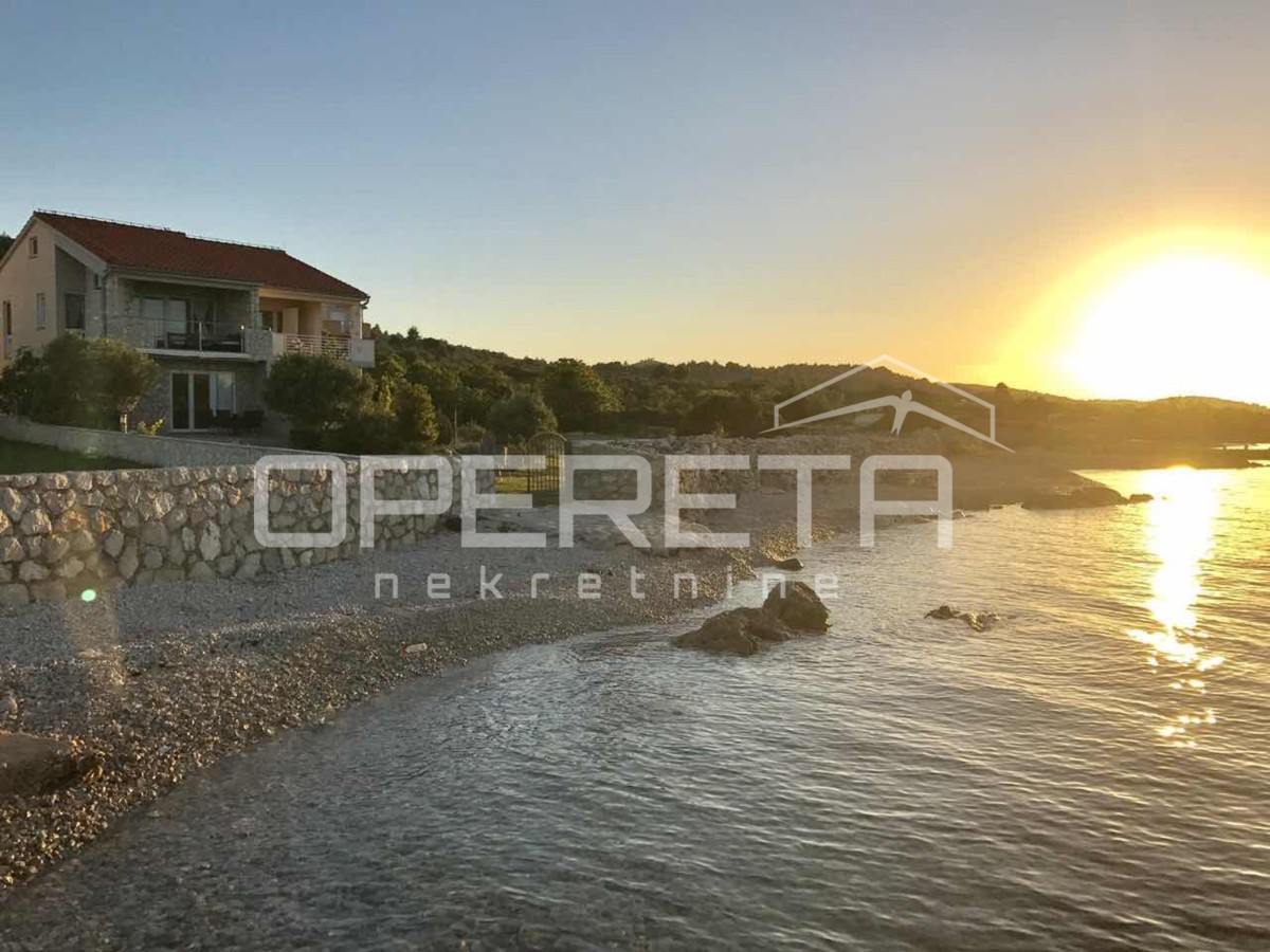 Primo fila sul mare – Casa bifamiliare con due appartamenti separati, Dobropoljana, Pašman