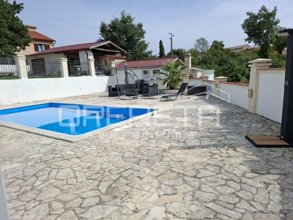 Istria, Marčana, casa con 3 camere da letto, piscina e garage, posizione tranquilla