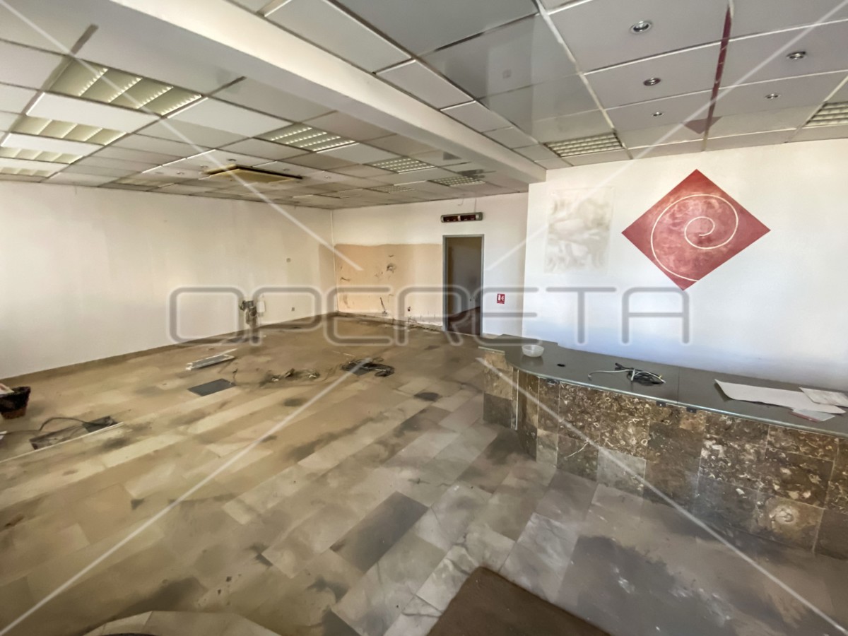 Spazio commerciale con vetrina, 130,20 m2, Metković, centro